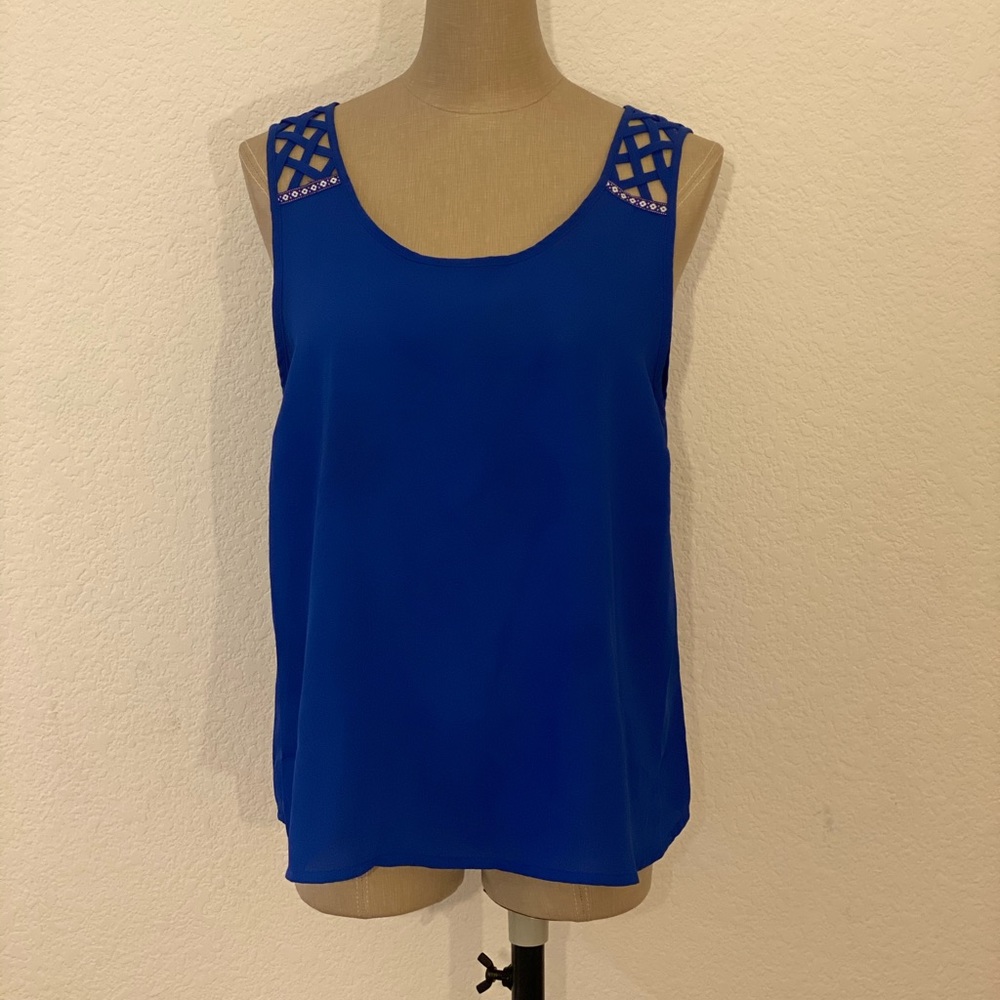 Size M blue polyester t-shirt